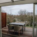 Slide Terrasse d'un logement du hameau de vouvant avec vue sur la Mère et table de jardin