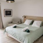 Slide Chambre avec un lit double au sein d'un git esix personnes au hameau de vouvant