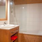 Slide Les Chalets du Berger Residence – Bathroom with bathtub and mirror