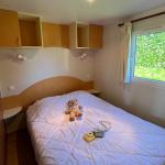 Slide Bedroom with one double bed in a mobile home at Le Domaine du Lambon
