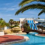 Slide Espace aquatique avec piscine et toboggan triple pistes au village vacances Les Mûriers à Vendres-Plage