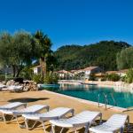 Slide Piscine extérieure avec toboggans deux pistes dans la résidence le clos des oliviers