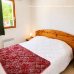 Slide Chambre double principale avec couette rouge au Hameau des Sources à Montbrun-les-Bains