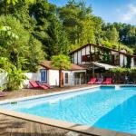 Slide Piscine avec transats colorés au bord de la piscine de la résidence Les Collines Iduki