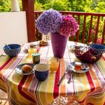 Slide Petit-déjeuner sur la terrasse d'une location de vacances à la résidence Collines Iduki au pays basque