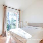 Slide Chambre double type dans les maison hameau 3 personnes au Domaine de Saint Endréol dan sle Var