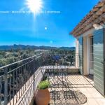 Slide Séjour avec cheminée ouvert sur la terrasse privative d'une maison de hameau au Domaine de Saint Endréol Golf et Spa Resort à La Motte en Provence