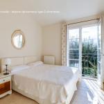 Slide Chambre double appartement type au Domaine de Saint Endréol vacances dans le Var