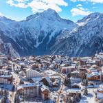 Slide Vue aérienne de la station des 2 alpes sus la neige en hiver