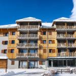 Slide Façade de la résidence Aquisana à Serre Chevalier l'hiver sous la neige