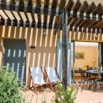 Slide Salon avec tomettes au sol et vue sur le golf d’un logement au Provence Country Club