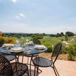Slide Terrasse avec vue sur le golf dans les appartements vacances Provence Country Club en Provence
