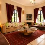 Slide Un des salons de la villa Dar Dream au Maroc avec grands canapés