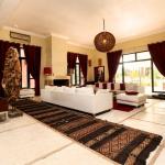 Slide Espace à vivre avec coin salon et salle à manger de la villa Dar Dream au Maroc