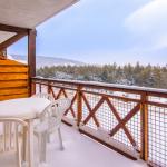 Slide Vue d’un balcon d’un appartement de la résidence Pyrénées 2000 sous la neige