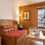 Slide Salon avec cuisine et ouverture sur une chambre dans les appartements de la résidence Les Fermes de Saint-Sorlin