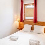 Slide Chambre avec lit double dans les logements des Fermes de Saint-Sorlin