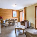 Slide Salle à manger ouverte sur un balcon avec vue sur les monts dans les appartements Les Epinettes à Vaujany