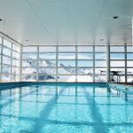 Slide Piscine intérieure de la résidence les Adrets de Peyragudes avec une vue direct sur les montagnes enneigées