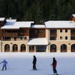 Slide Résidence Les Grandes Feignes à La Bresse au pied des pistes de la station en hiver sous la neige
