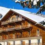 Slide Façade en bois de la résidence L’Ours Blanc aux 2 Alpes l'été