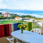 Slide Balcon avec salon de jardin d’un studio de la résidence Eugénie à Biarritz vue sur le mer