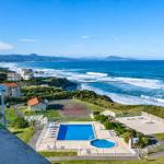 Slide Vue  sur l'océan et la piscine depuis les appartements de la résidence Eugénie à Biarritz