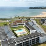 Slide Vue aérienne de la résidence Fleur de Sel à Gdel en bord de plage en Bretagne