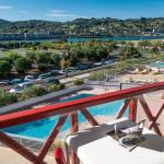 Slide Vue depuis le balcon d’un appartement  de la résidence Sokoburu sur la piscine de la résidence