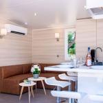 Slide Salon et espace de vie dans le village vacances Les Mûriers à Vendres-Plage