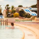 Slide Piscine avec pataugeoire au village club des Muriers à Vendres-Plage