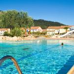 Slide Piscine extérieure avec toboggans deux pistes dans la résidence le clos des oliviers
