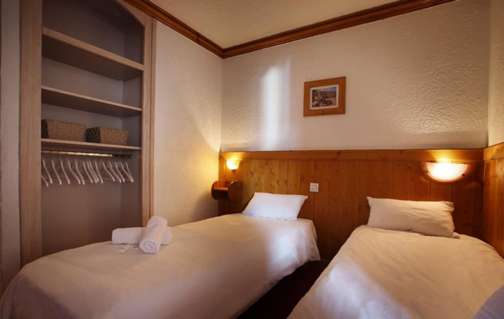 Slide la chambre avec 2 lits simples
