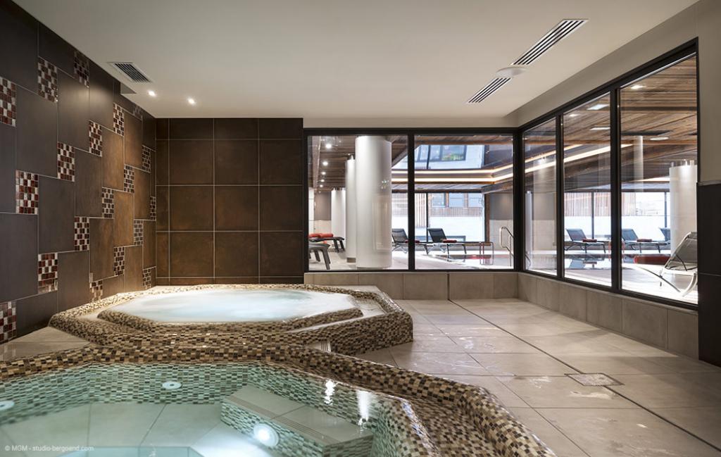 Slide l'espace jacuzzi