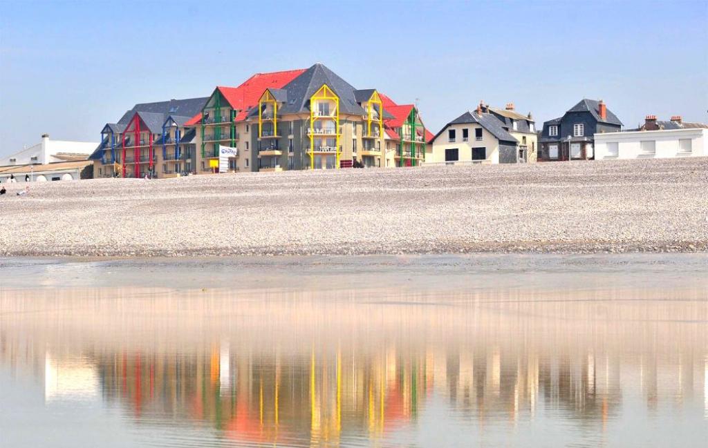 Slide Résidence Les Terrasses de la Plage à Cayeux sur Mer - Résidence vu depuis la plage de galet