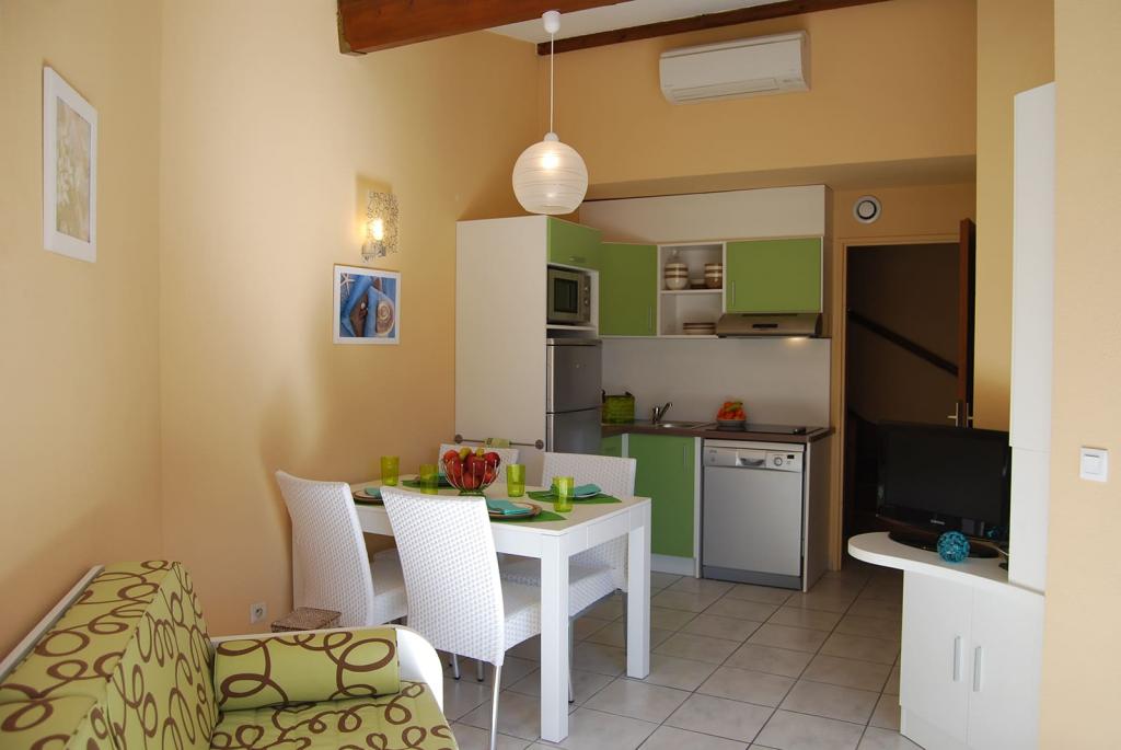 Slide Intérieur d'un des logements de la résidence avec une cuisine et une table à manger