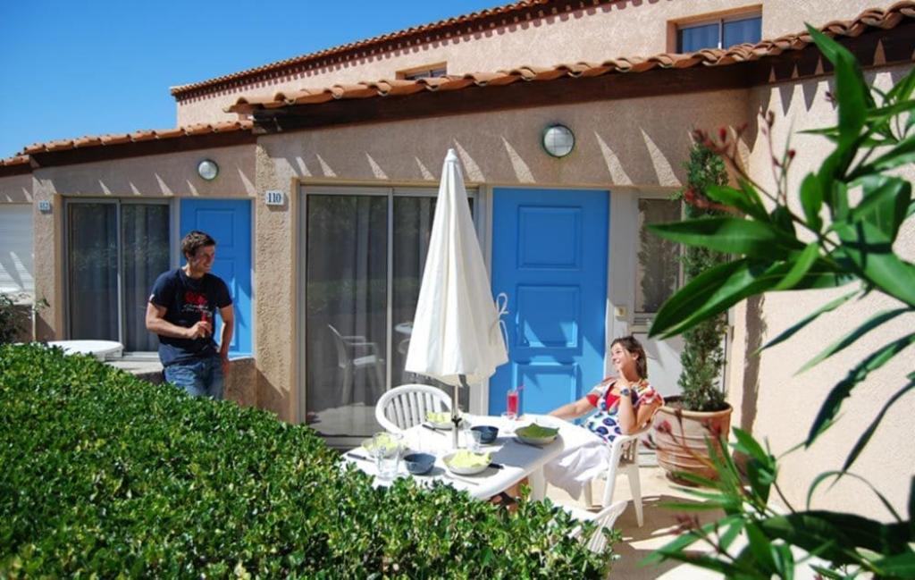 Slide deux personnes sur une des terrasses d'un des logements