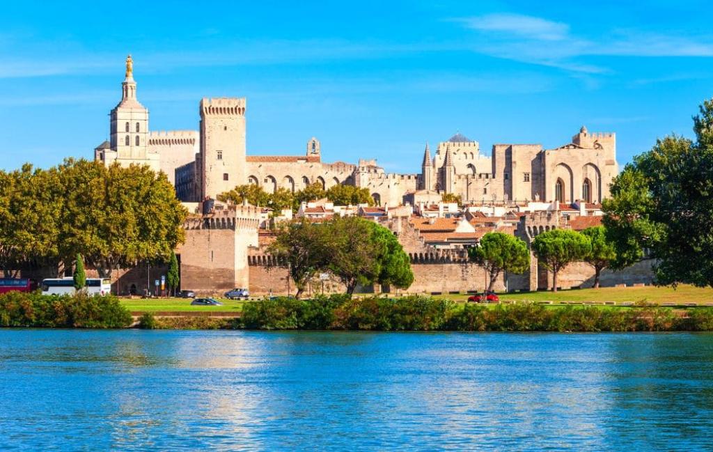 Slide Résidence Sun Hols les Rives du Lac à Saint Saturnin les Avignon - Palais des Papes