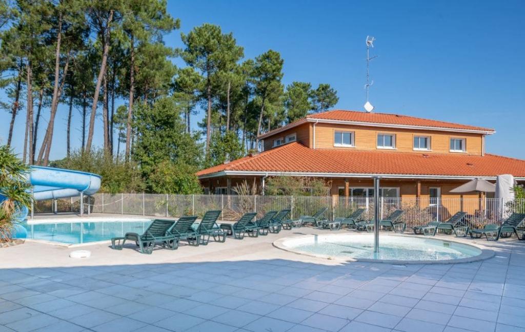 Slide Résidence Le Domaine des Grands Lacs à Biscarosse - Piscine extérieure et pataugeoire