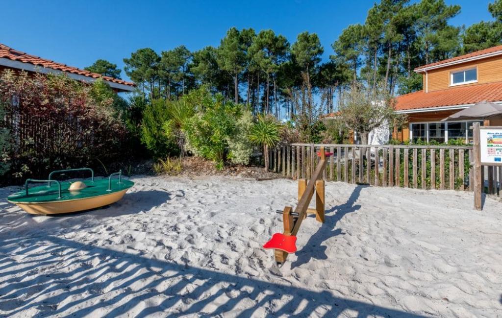 Slide Résidence Le Domaine des Grands Lacs à Biscarosse - Espace pour les enfants