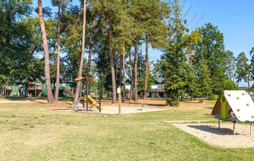 Slide Résidence Le Relais du Plessis à Chaveignes - Aire de jeux pour les enfants