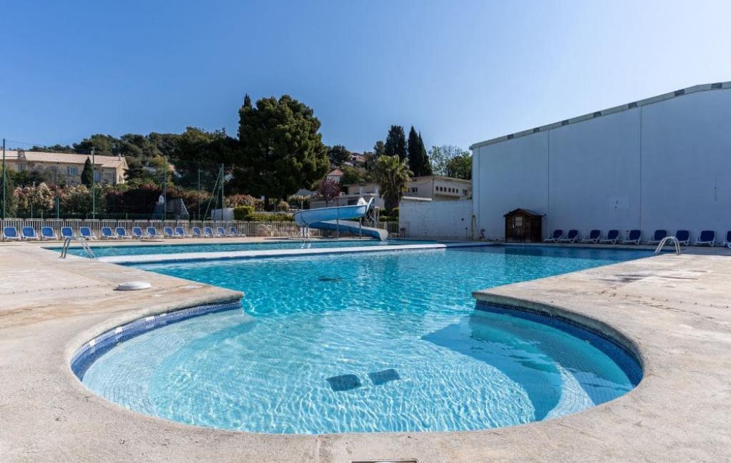 Slide Résidence L'Ile d'Or à La Londe-les-Maures - Grande piscine extérieure