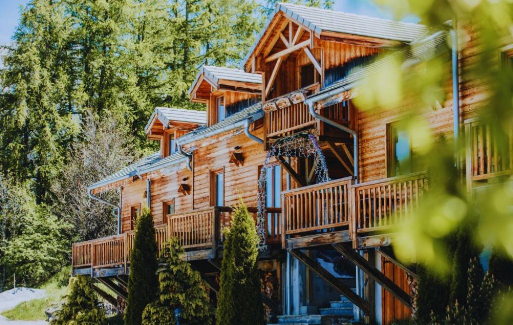 Slide Résidence Sunelia les Logis d'Orres aux Orres - Résidence en chalets en bois