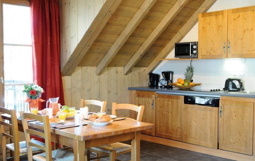 Slide Cuisine d'un des logement de la résidence Les Arolles à Saint-Gervais-les-Bains