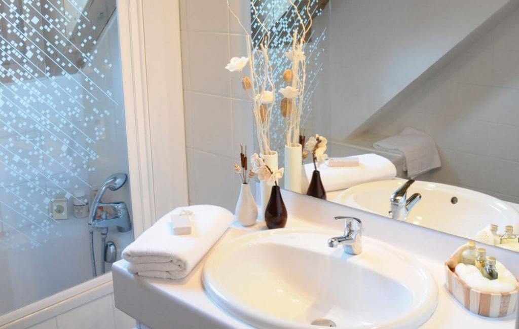 Slide Salle de bain d'un des logement de la résidence Les Arolles à Saint-Gervais-les-Bains
