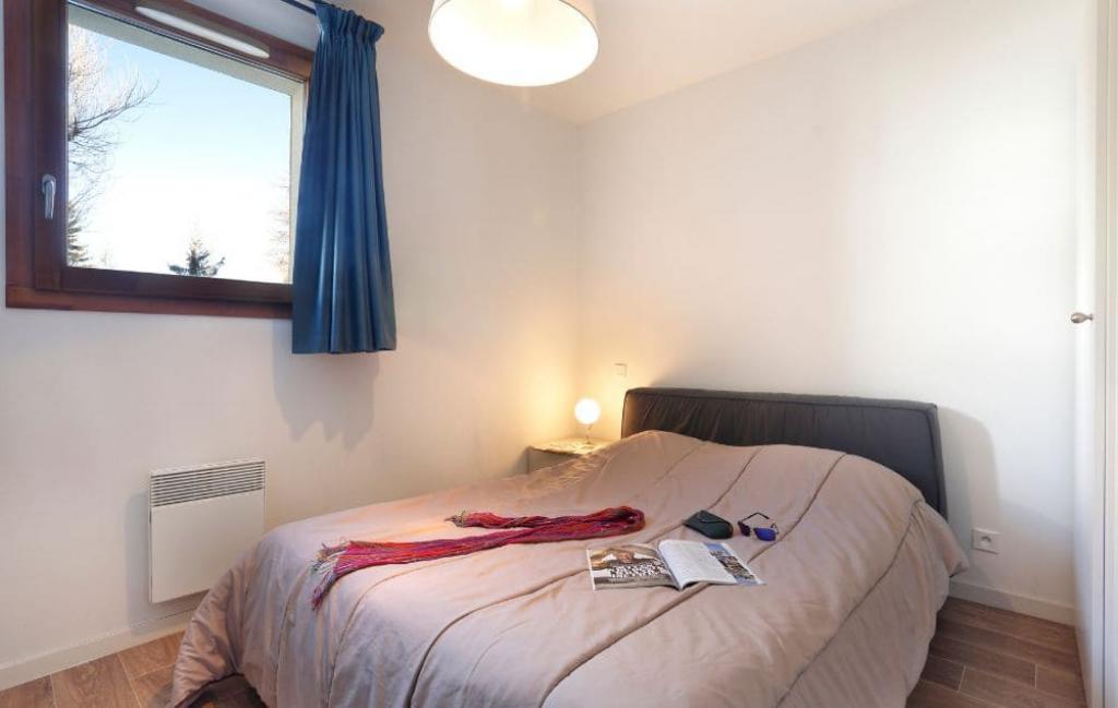 Slide Chambre double d'un des logements de la résidence Au Coeur des Ours aux 2 Alpes