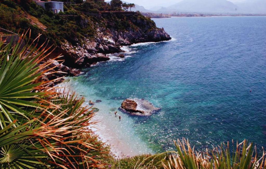 Slide Résidence Baia d'Oro à Mongerbino - Plage en contre-bas