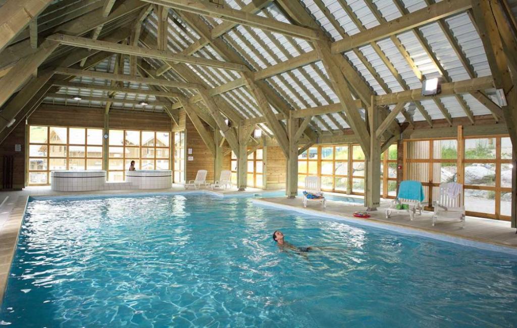 Slide Résidence Les Fontaines du Roi à Saint-Jean d'Arves - Location de vacances en famille avec piscine intérieure chauffée