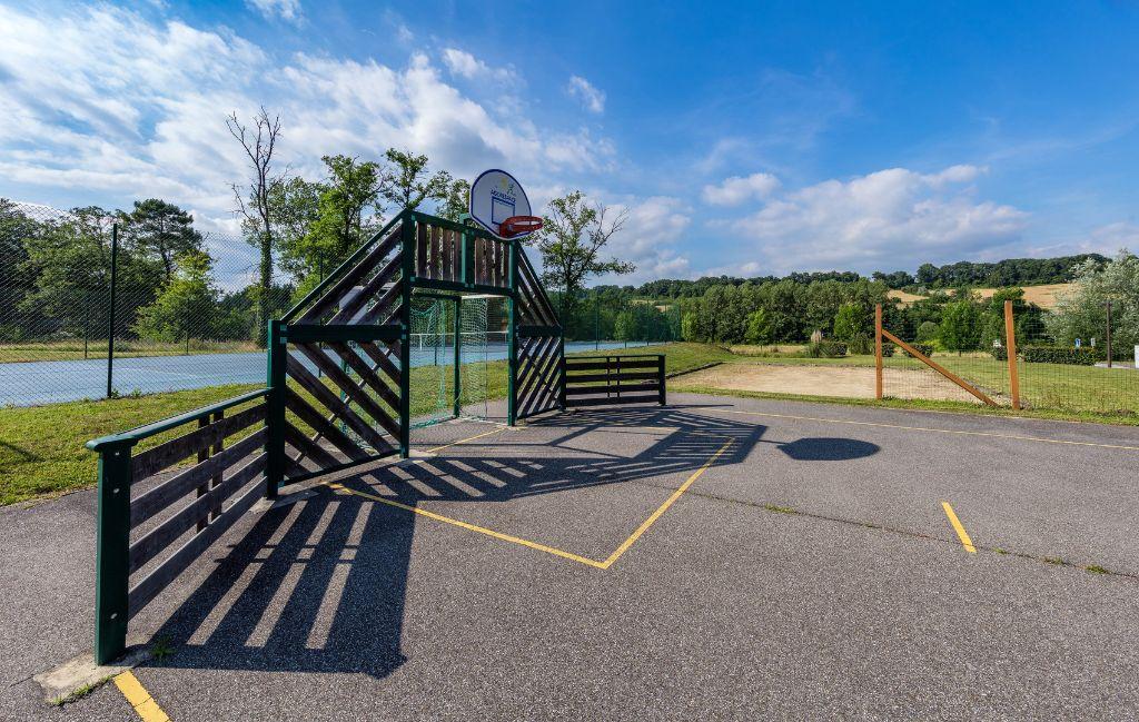 Slide Le Domaine du Golf d'Albret - terrain de basket