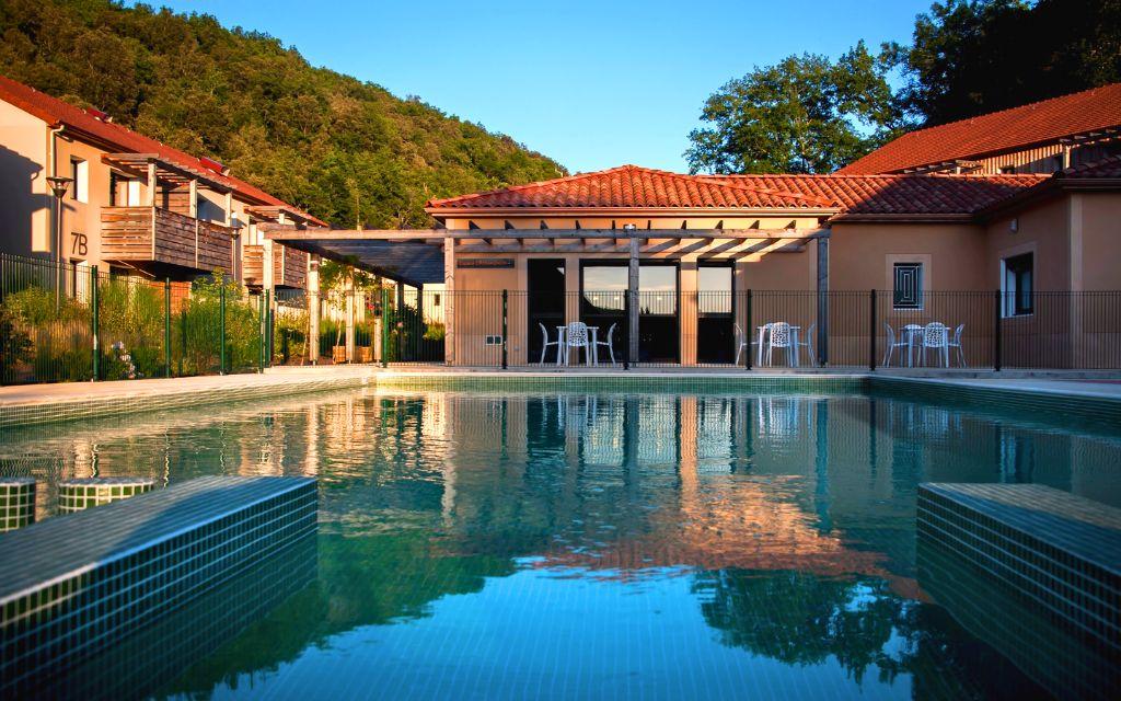 Slide Piscine en soirée dans la Résidence Le Clos du Rocher aux Eyzies de Tayac